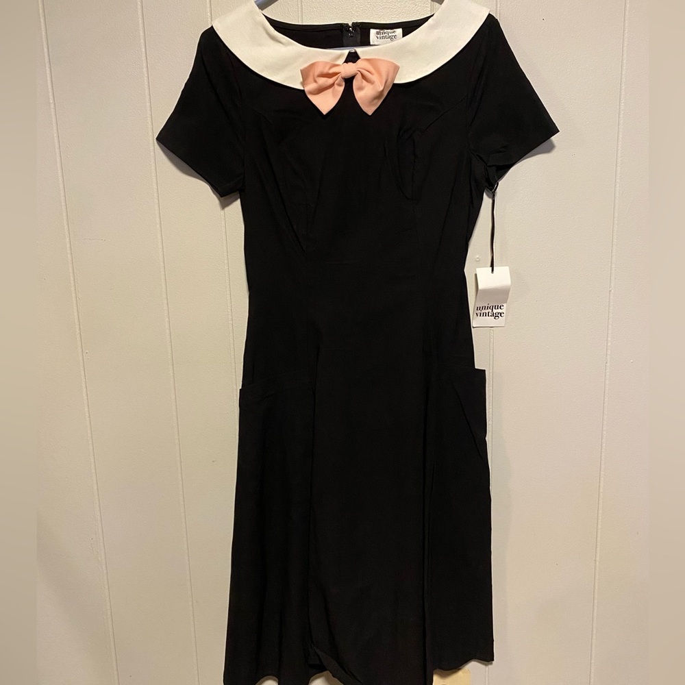 Unique Vintage Eloise Black Swing Dress with White Collar and Pink Bow 🎀 M